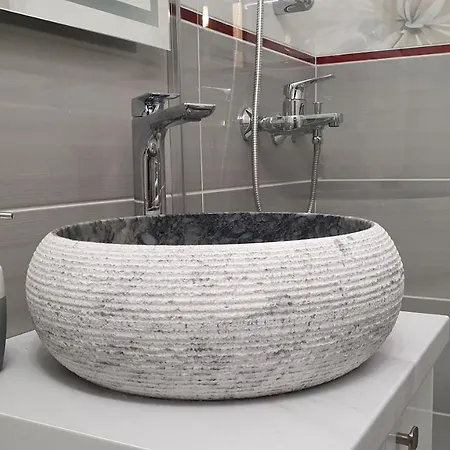 Artment! A New And Stylish For - Free Parking